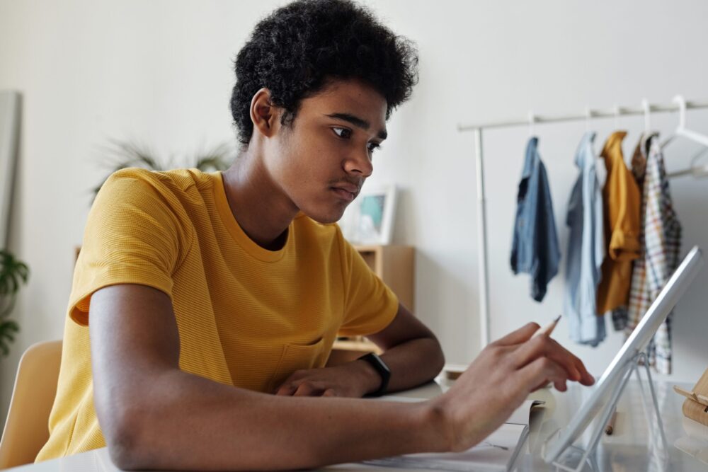 teenage_boy_on_ipad